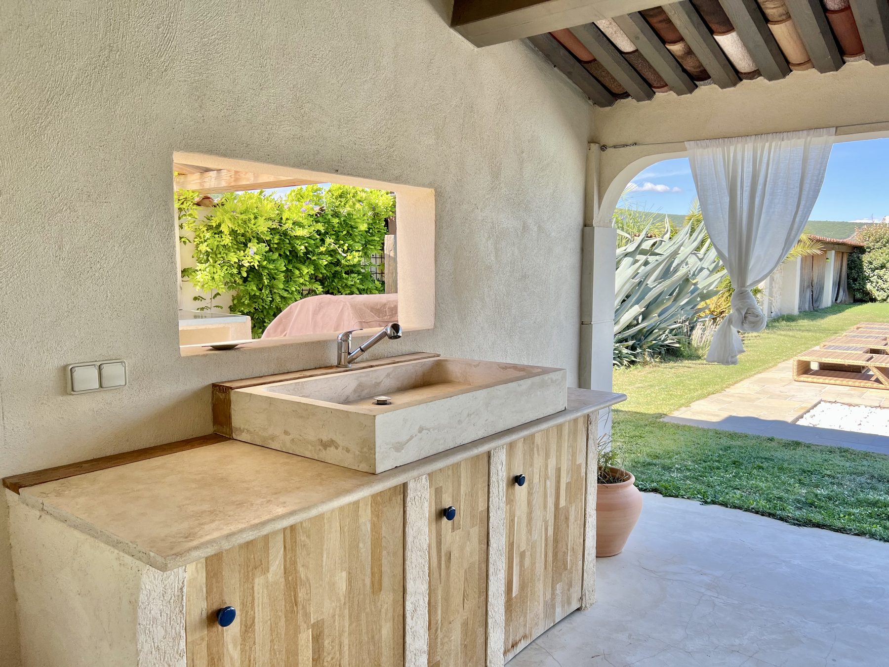 Cuisine d'été avec four à pizza et barbecue — villa Provence
