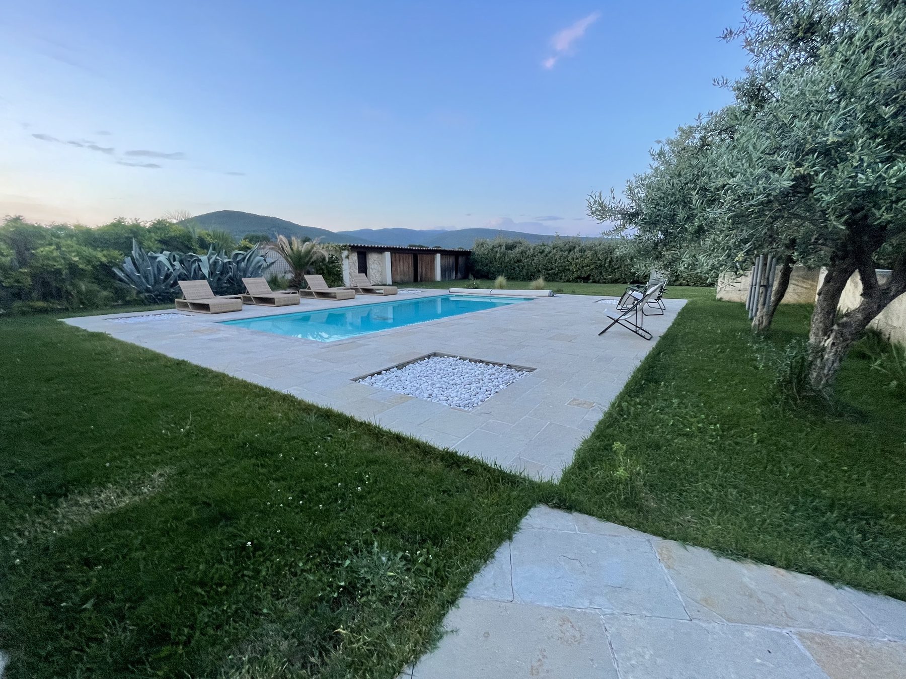 Villa contemporaine à vendre avec piscine et vue sur la montagne de Lure, Pays de Forcalquier