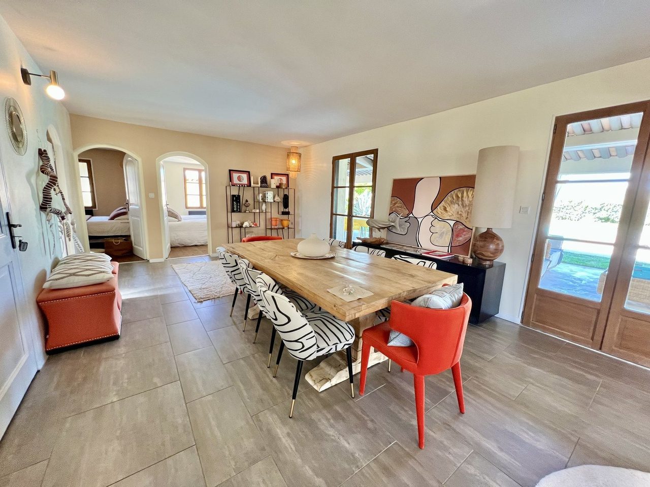 Salle à manger d'une villa contemporaine en Provence