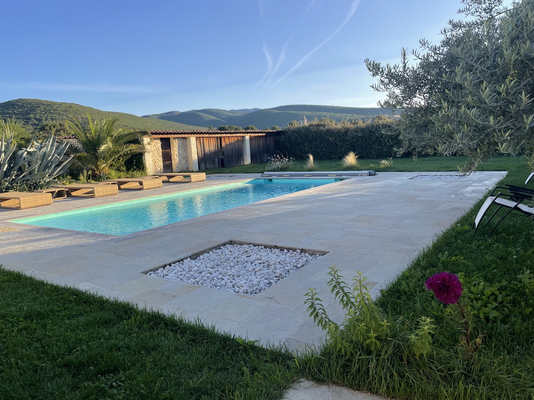 Vue aérienne de la propriété, du jardin paysager et de la montagne — Pays de Forcalquier
